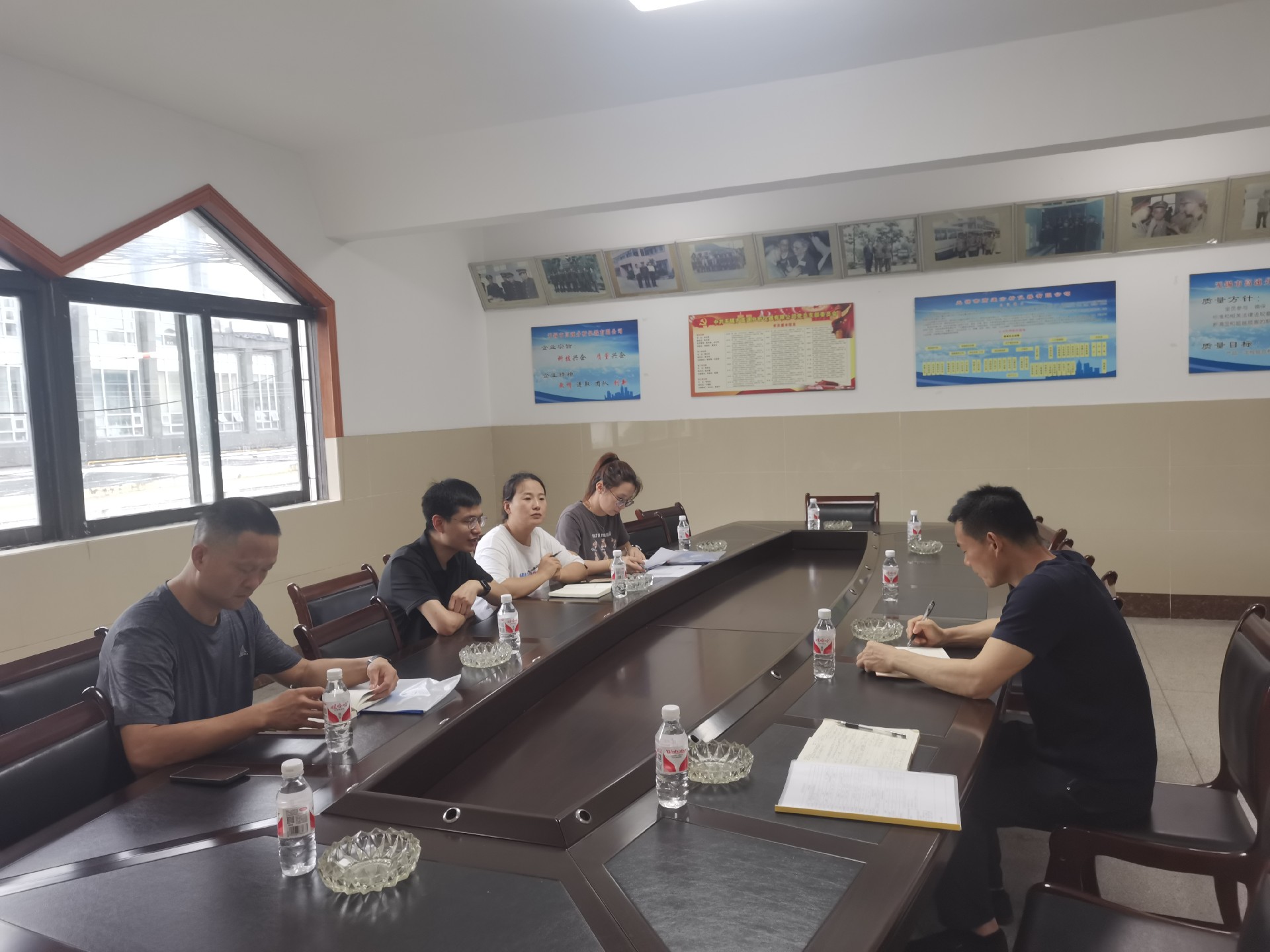 街道社区领导走进企业.jpg