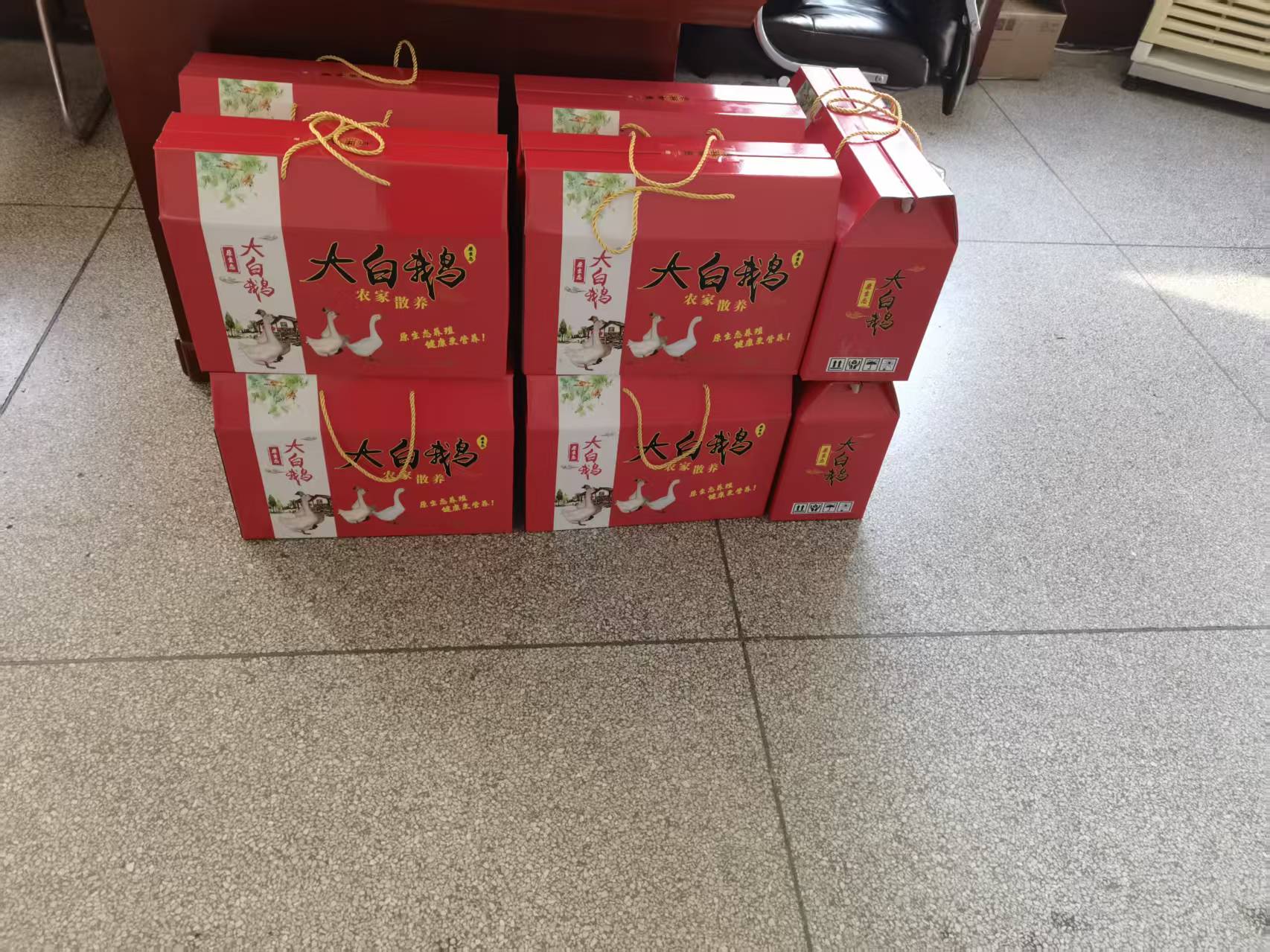 发放过节礼品.jpg