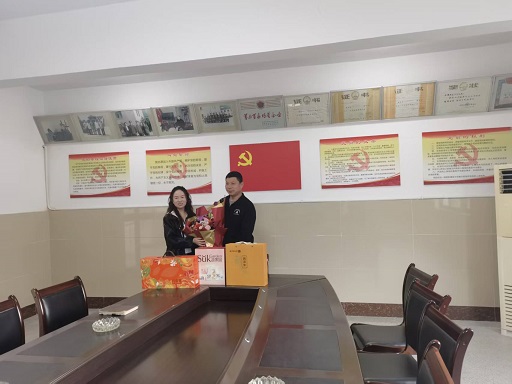 钮主席与劳模合影1.jpg